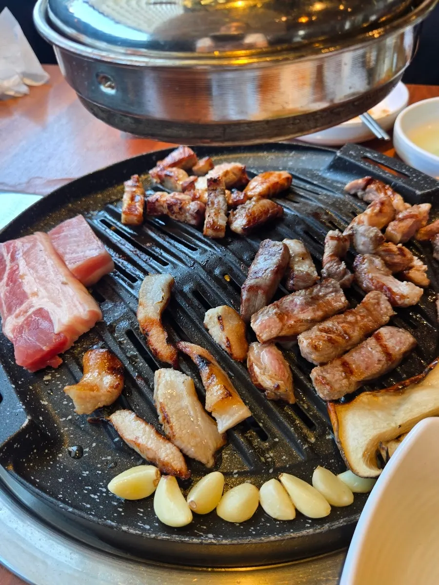 저온 숙성육 안내가 담긴 매장 모습