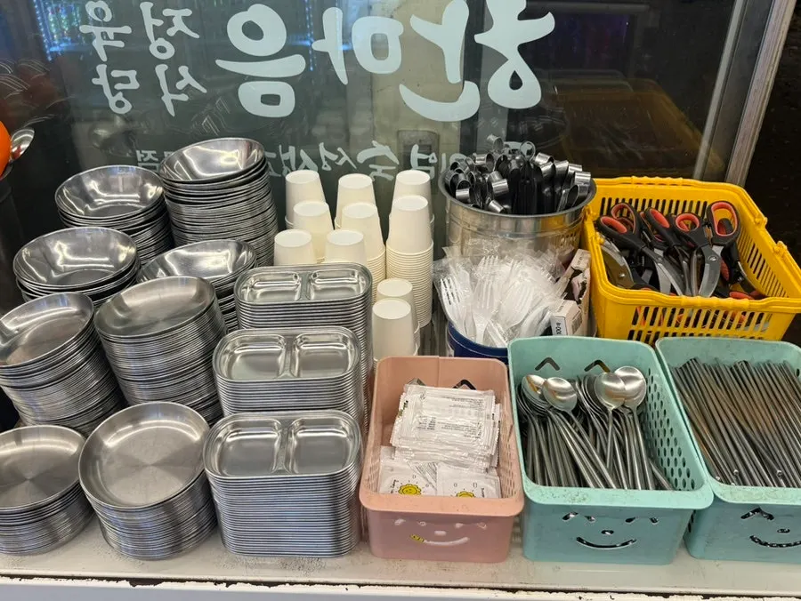 식기류가 정리된 셀프바