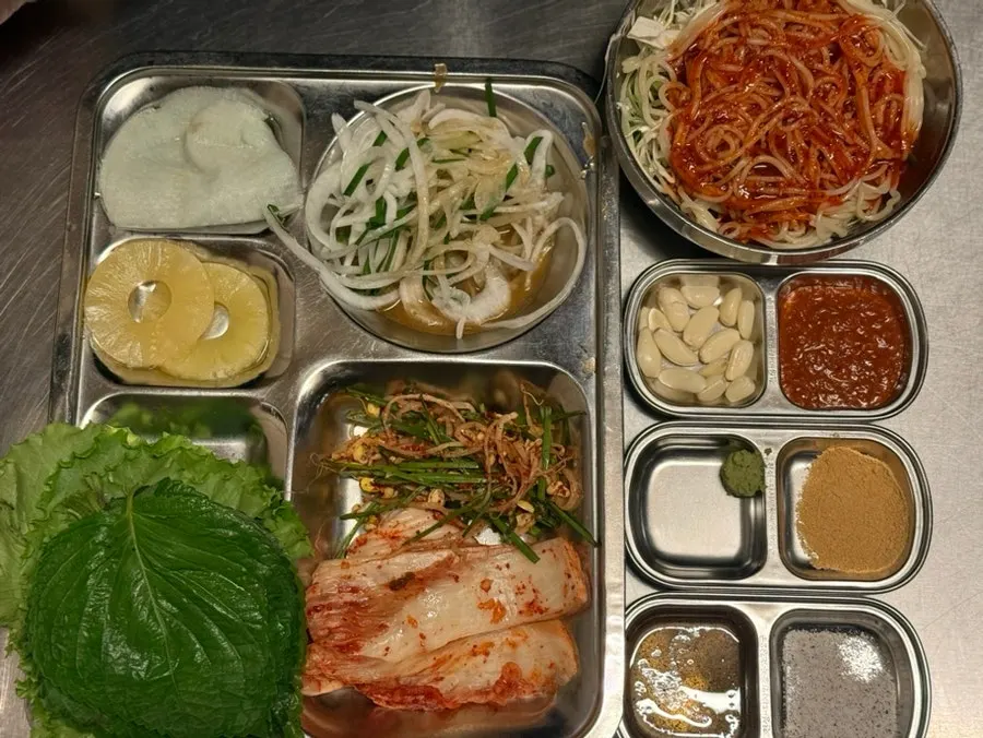 텐트 테이블에 세팅된 기본 반찬