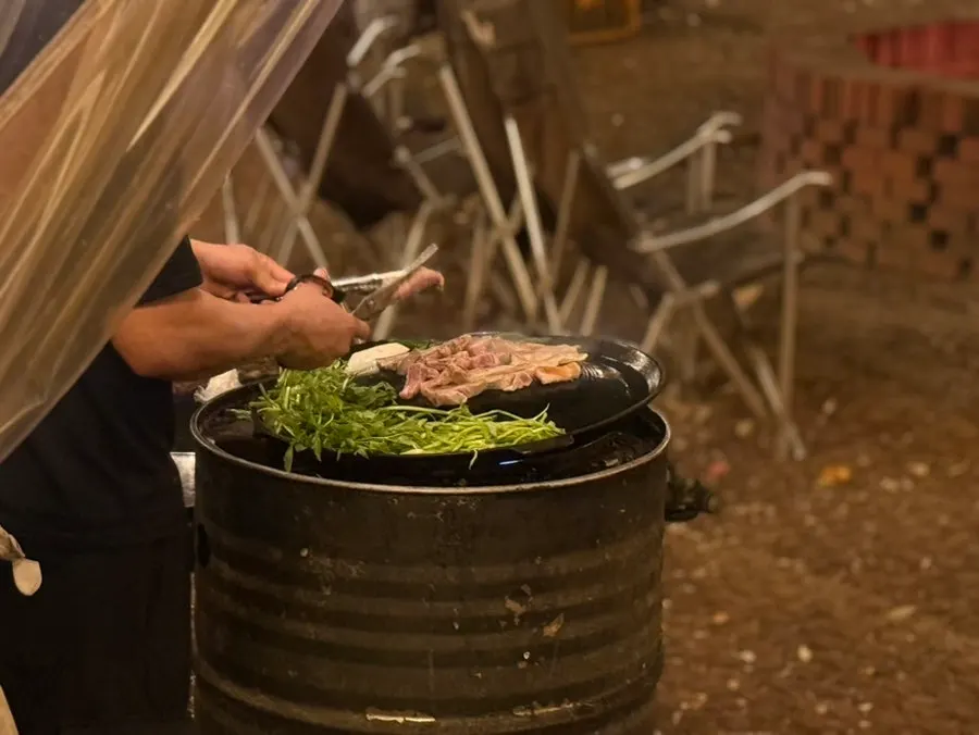 보글보글 끓는 된장찌개와 반찬 상차림