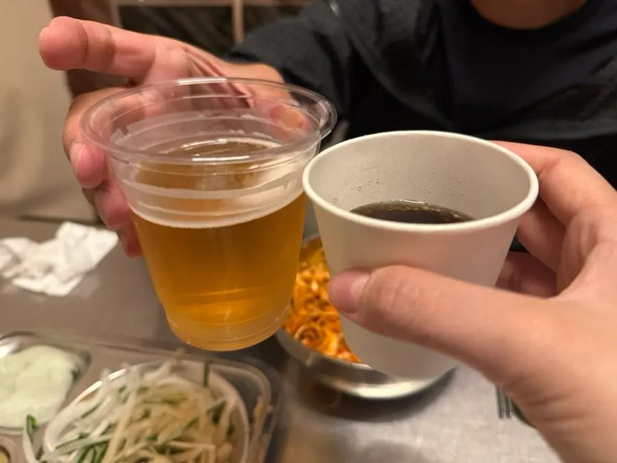 텐트 앞 큰 불판에서 구워지는 돼지고기