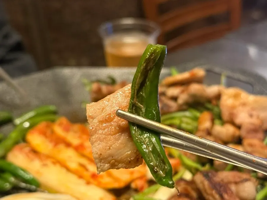 삼겹살을 올린 쌈채소 한 입