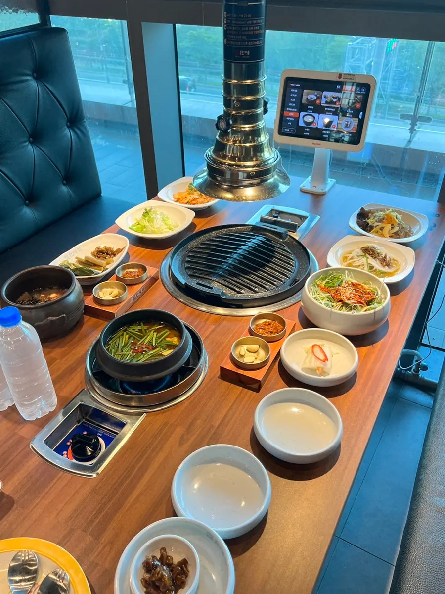 푸짐하게 차려진 기본 상차림