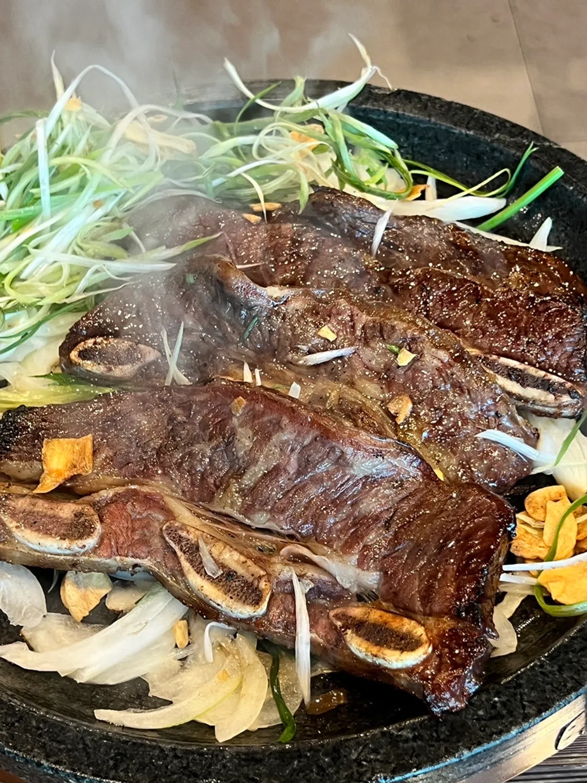 돌판에 구워져 나온 소석갈비