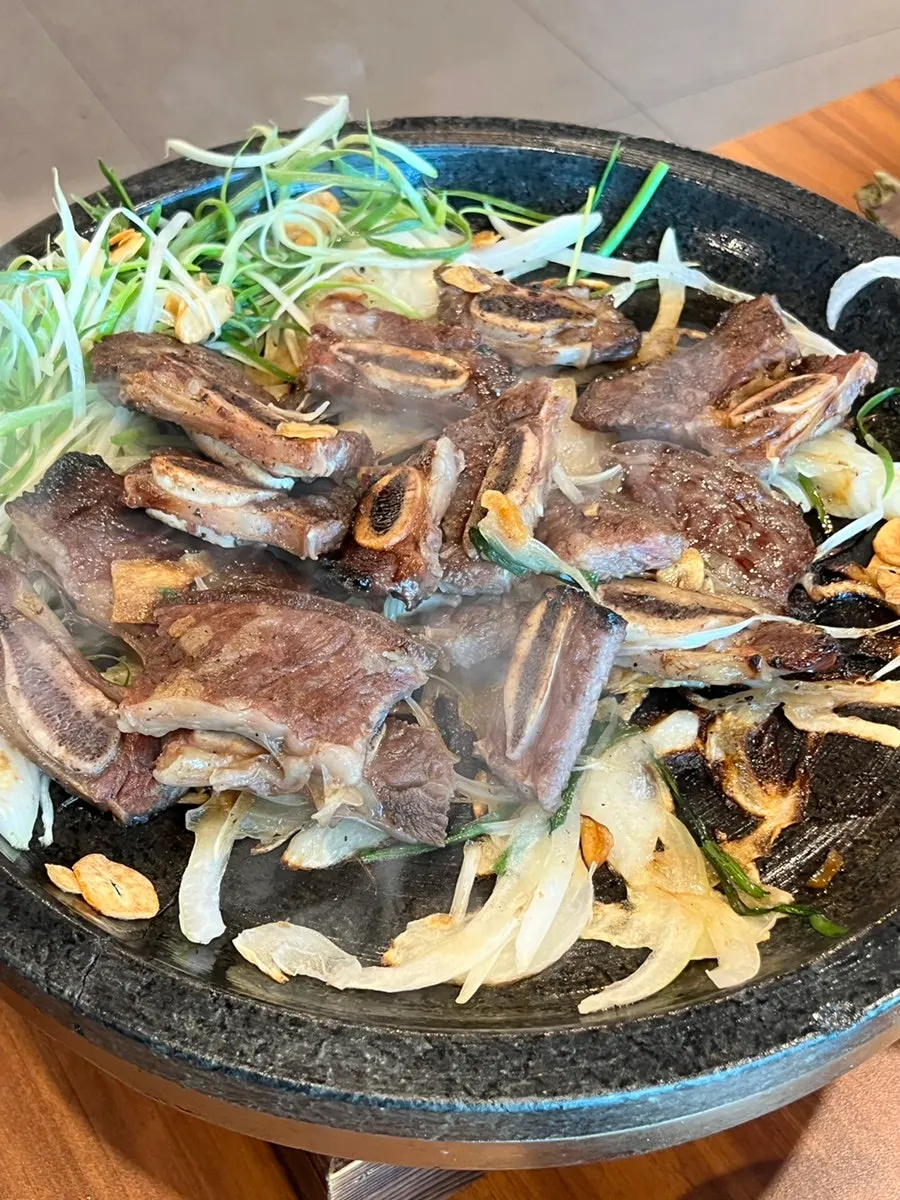돌판 위에 푸짐하게 올라간 소석갈비