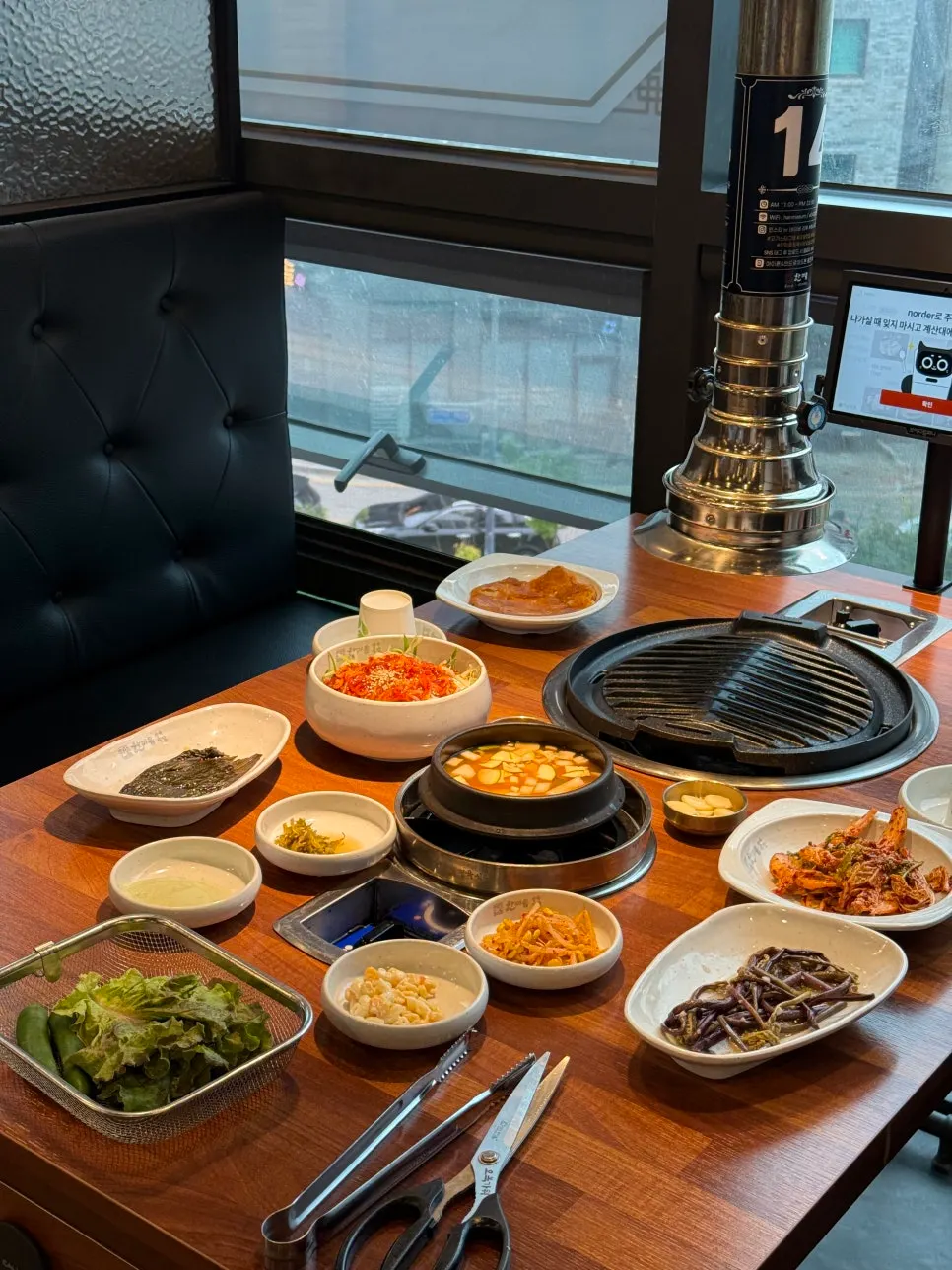 Table spread showing the dwaeji banmari (half pig) set