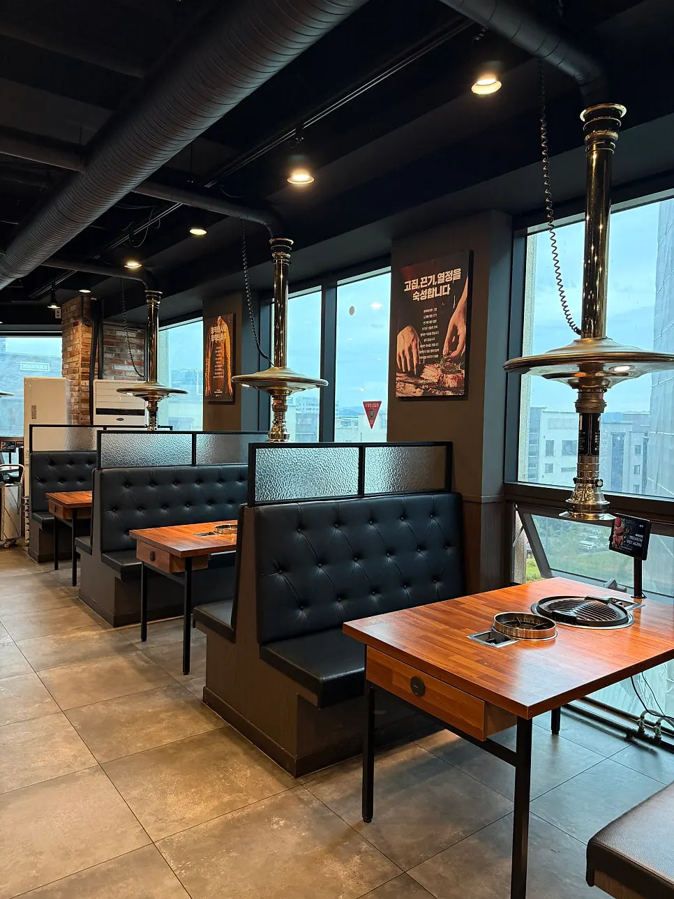 Table seating divided by partitions
