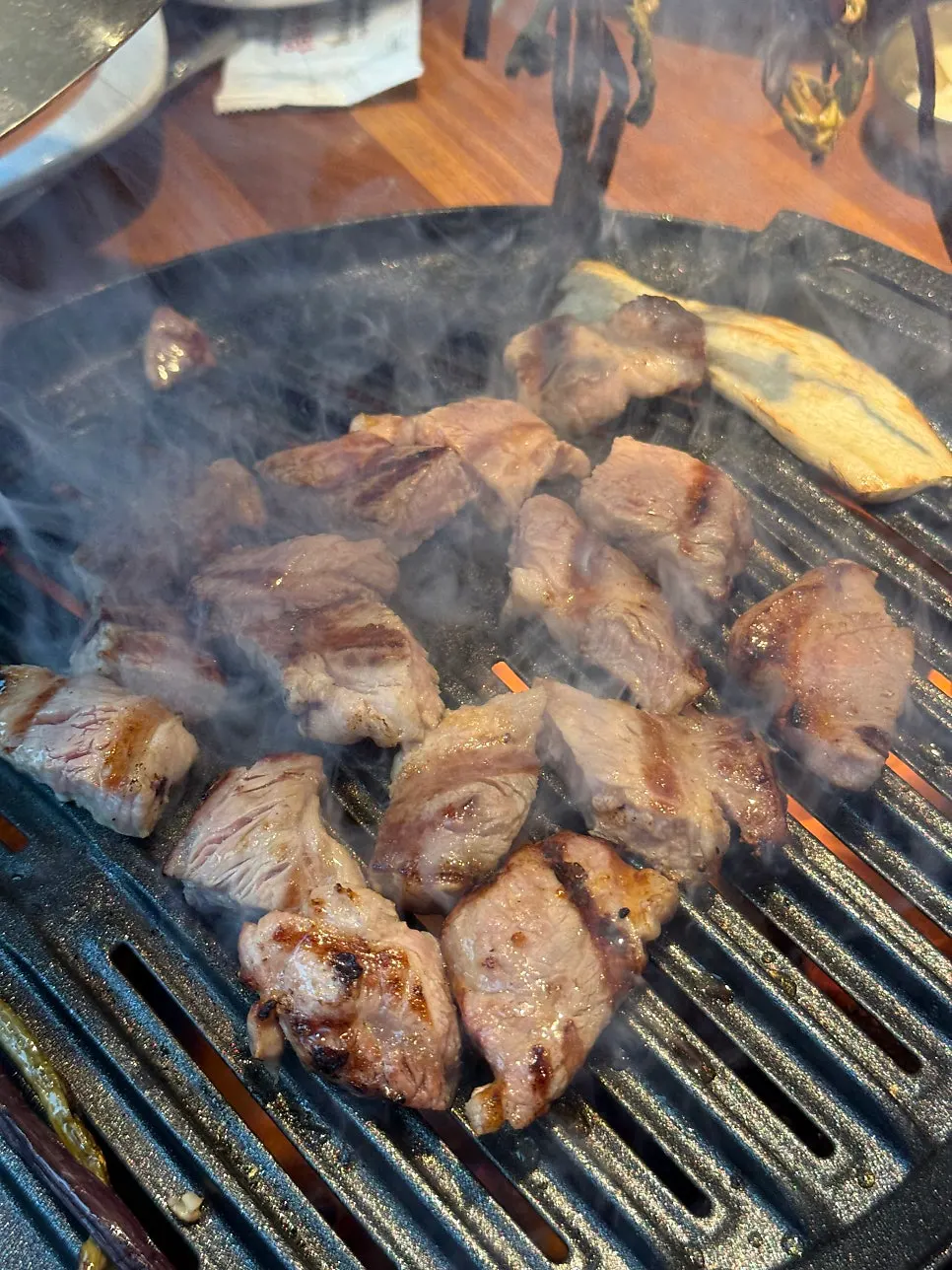 Bracken fern and garlic grilled together on the pan