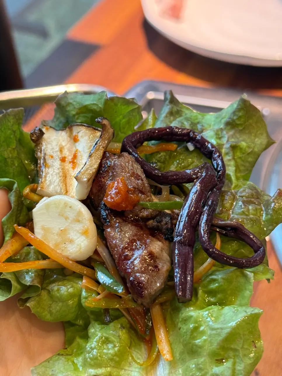 Lettuce wrap with pork and pajeori