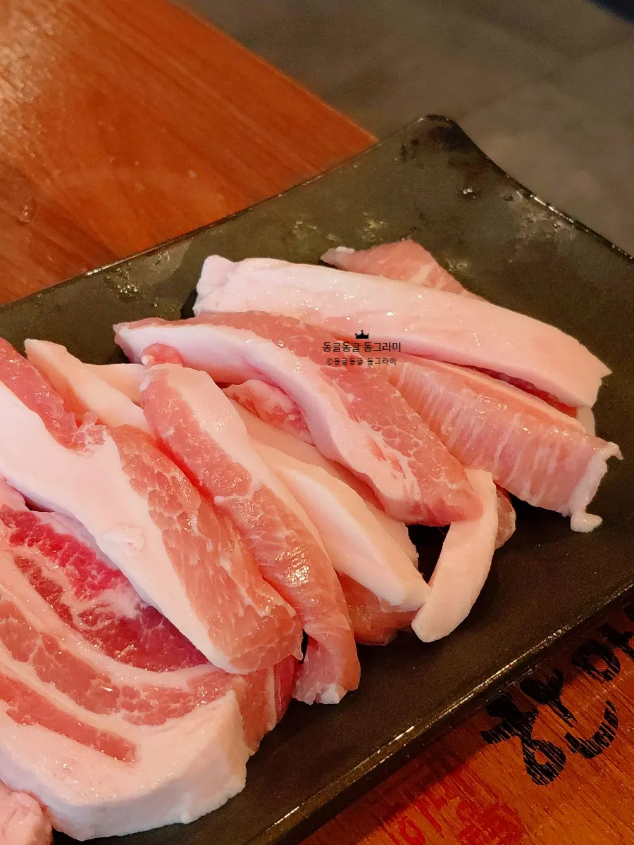 Bàn ăn đầy ắp thịt nhìn rất bắt mắt
