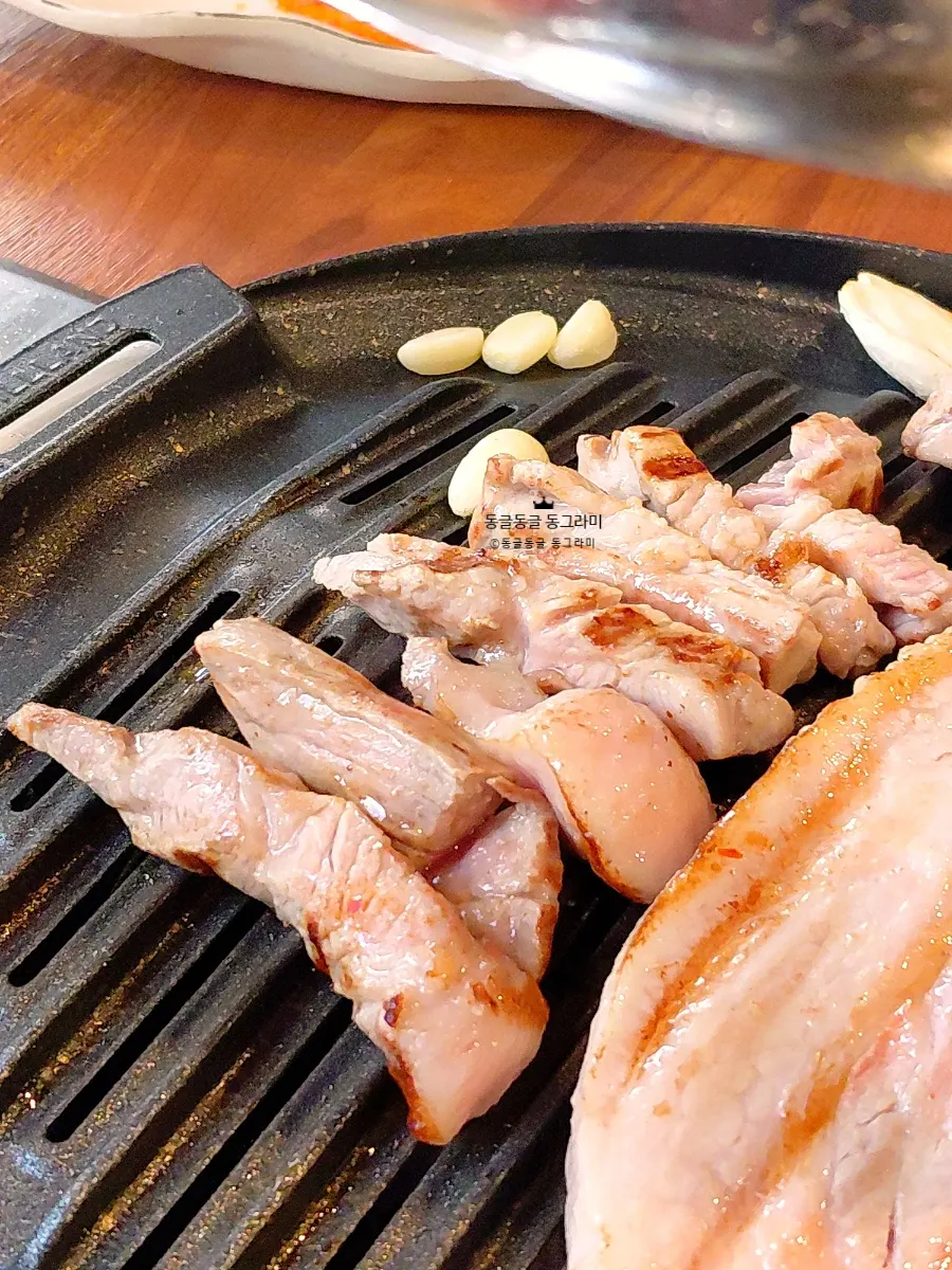 Samgyeopsal đang được nướng trên vỉ