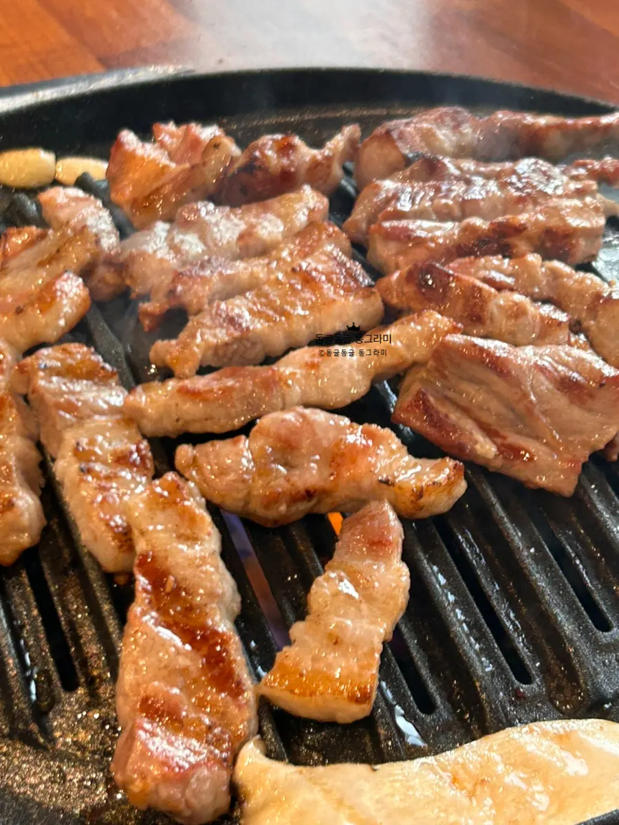 Samgyeopsal và mokssal đang chín trên vỉ nướng