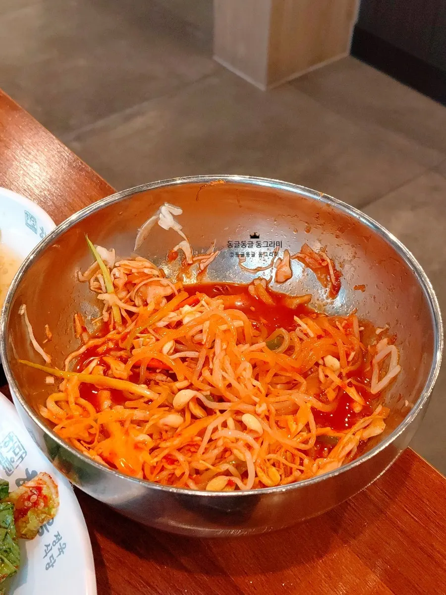 Thịt nướng ăn cùng hành lá thái sợi