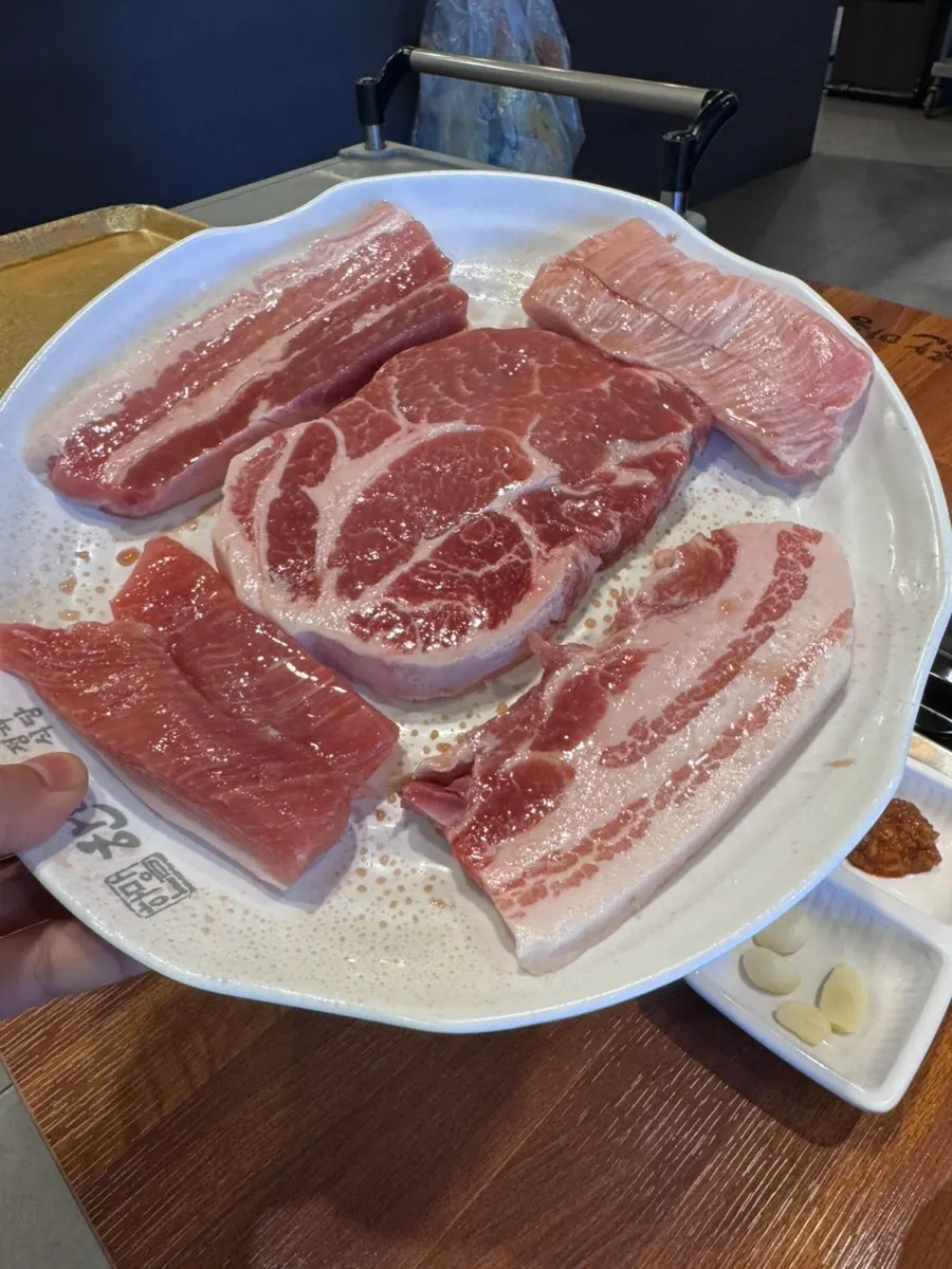 회식하기 좋은 테이블 배치의 매장 내부