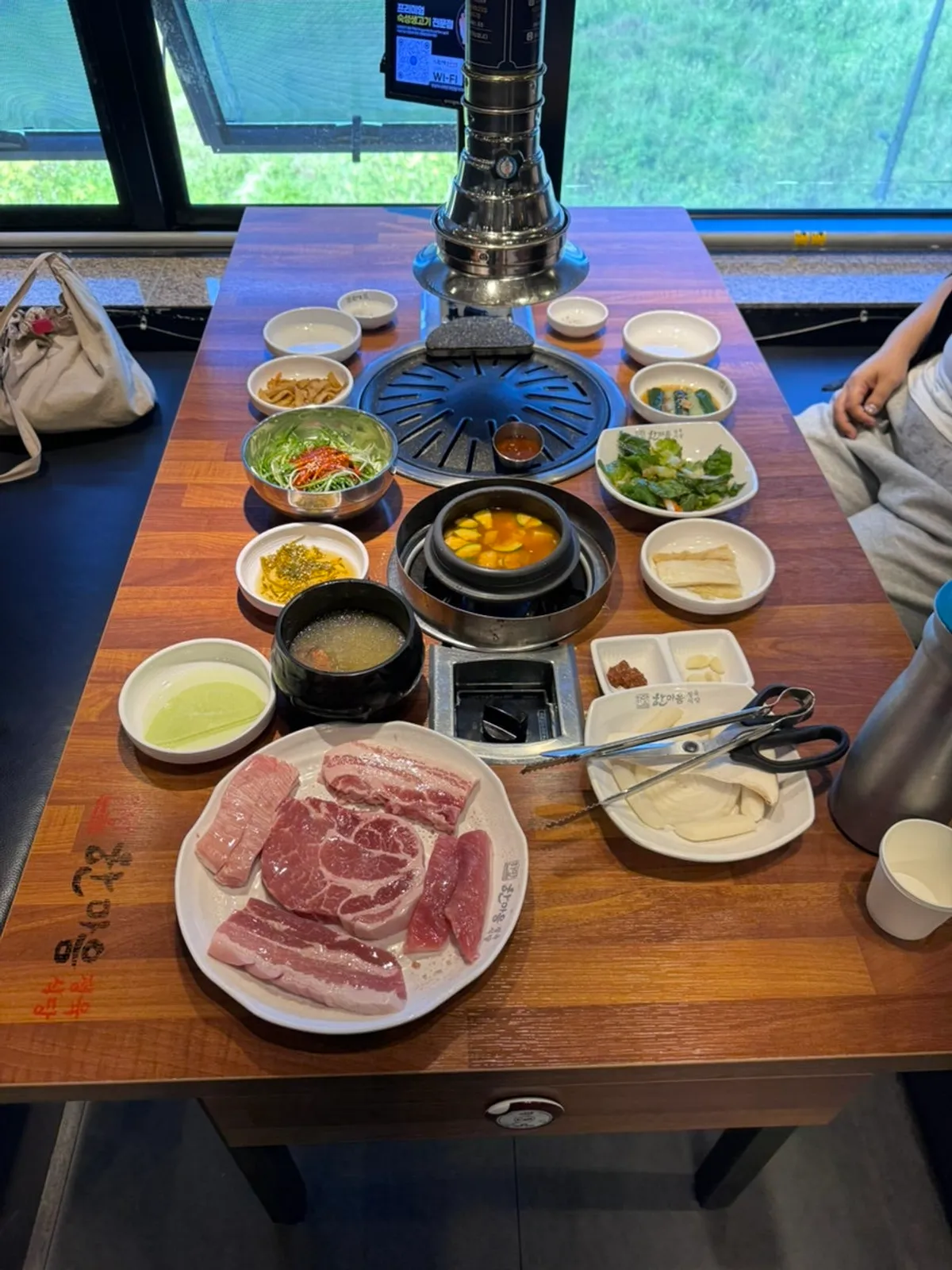 주문과 동시에 썰어 나온 숙성 돼지 반마리