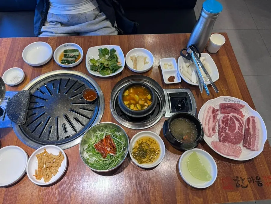 3층 창가 자리에 차려진 고기 한상
