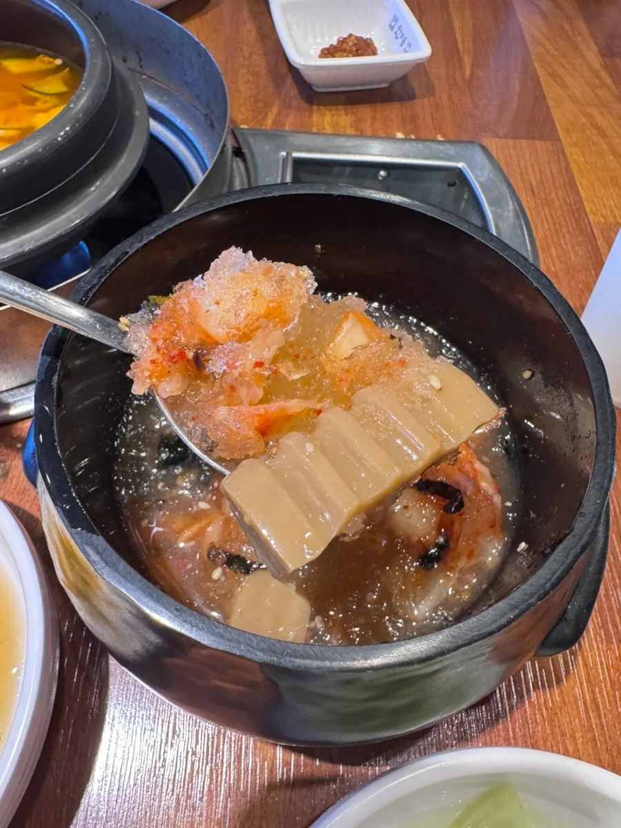 기본찬 접시들이 놓인 테이블