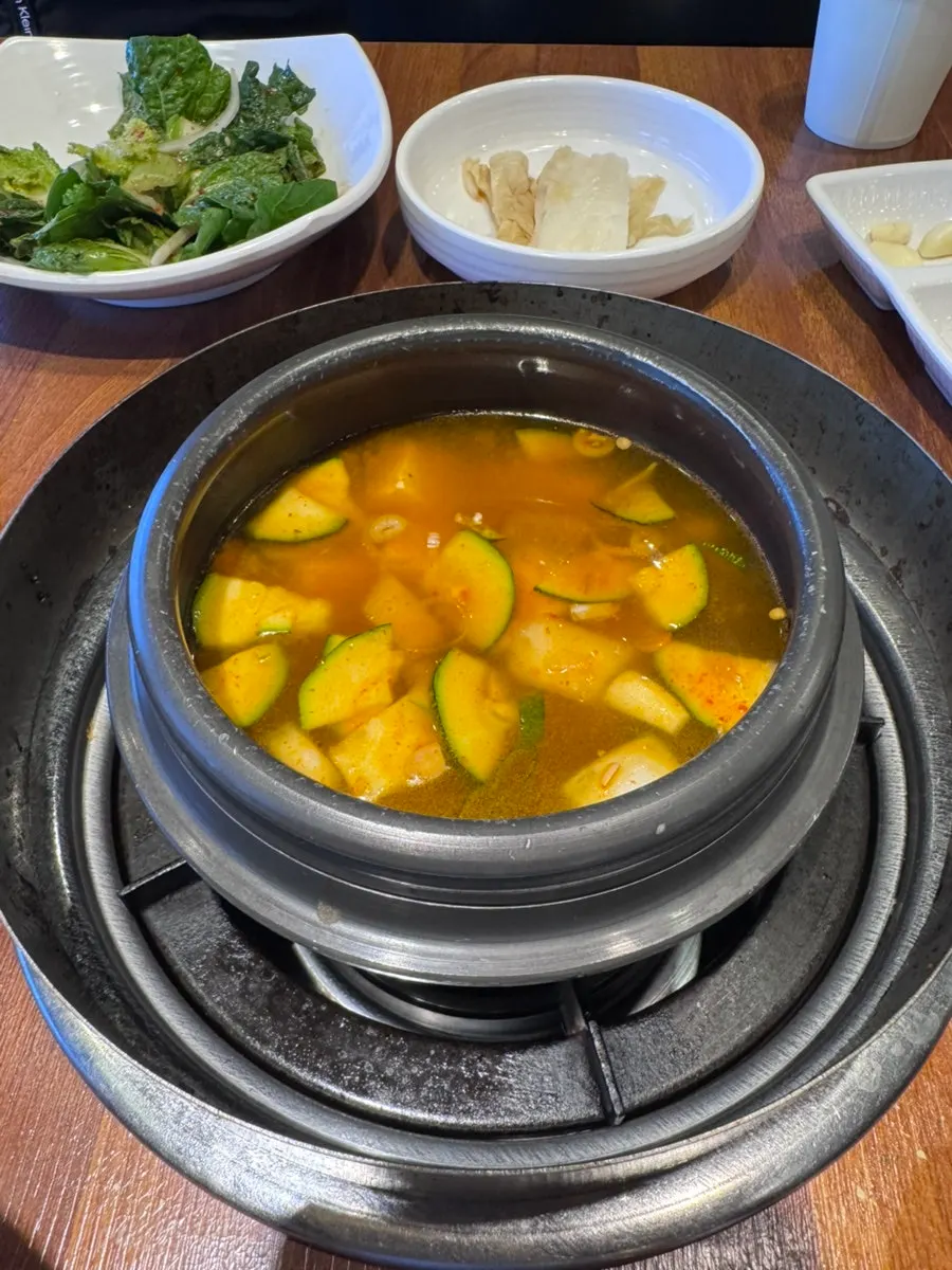 불판에 올린 목살과 항정살, 삼겹살