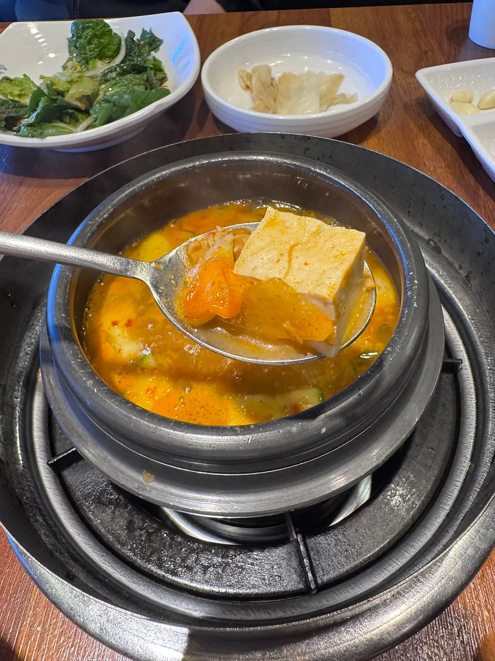 양파와 버섯, 떡을 함께 구운 불판