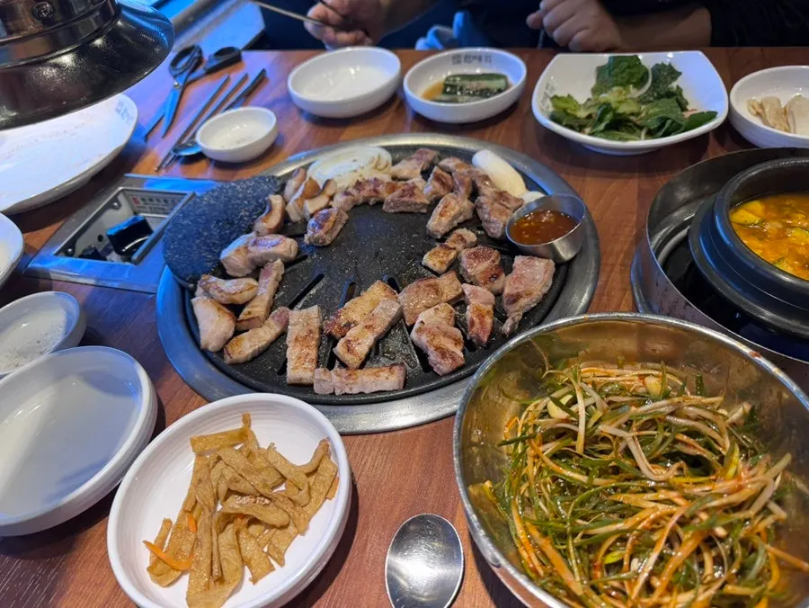 된장찌개와 공기밥이 놓인 상