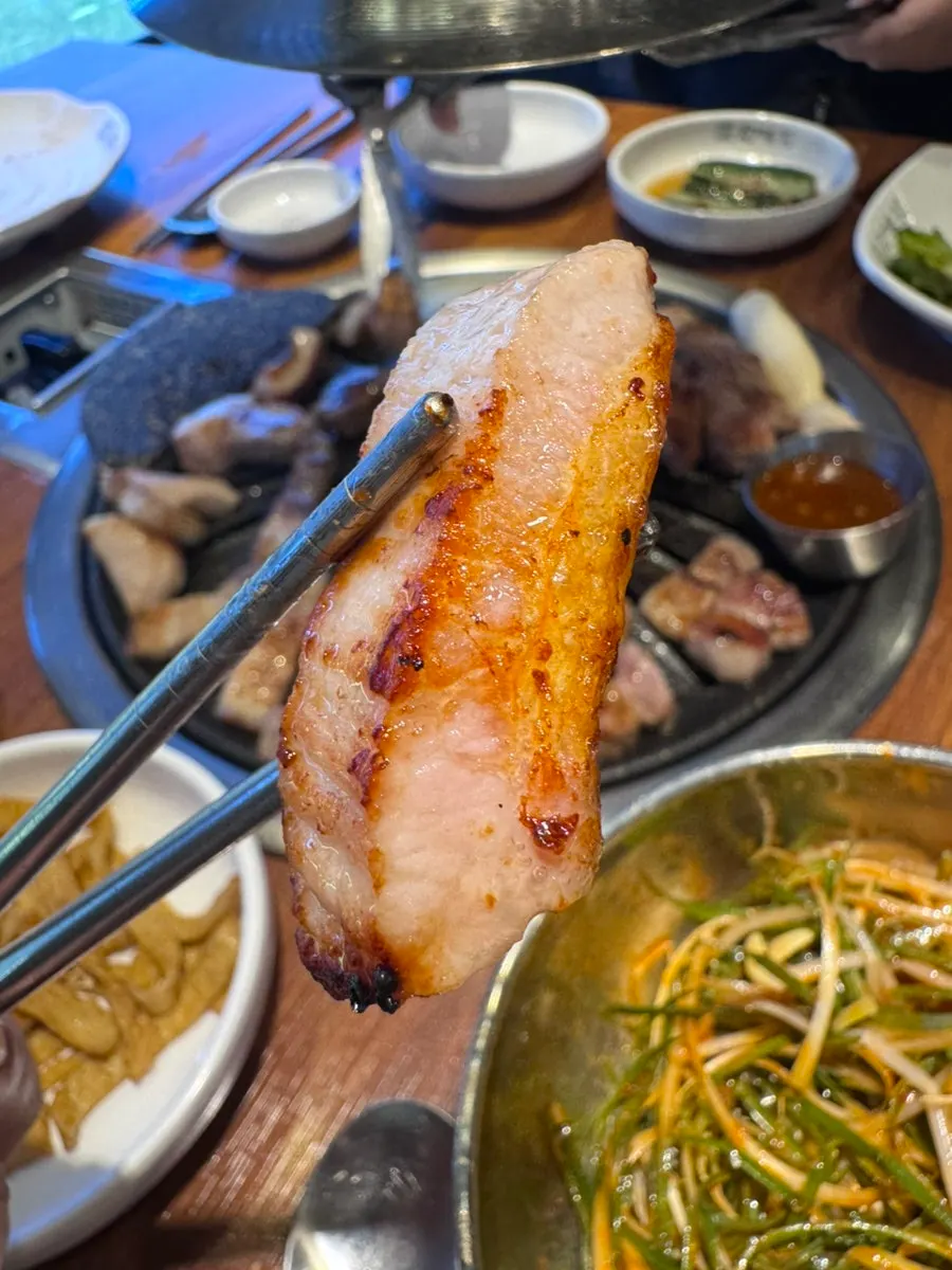 노릇하게 다 구워진 돼지고기