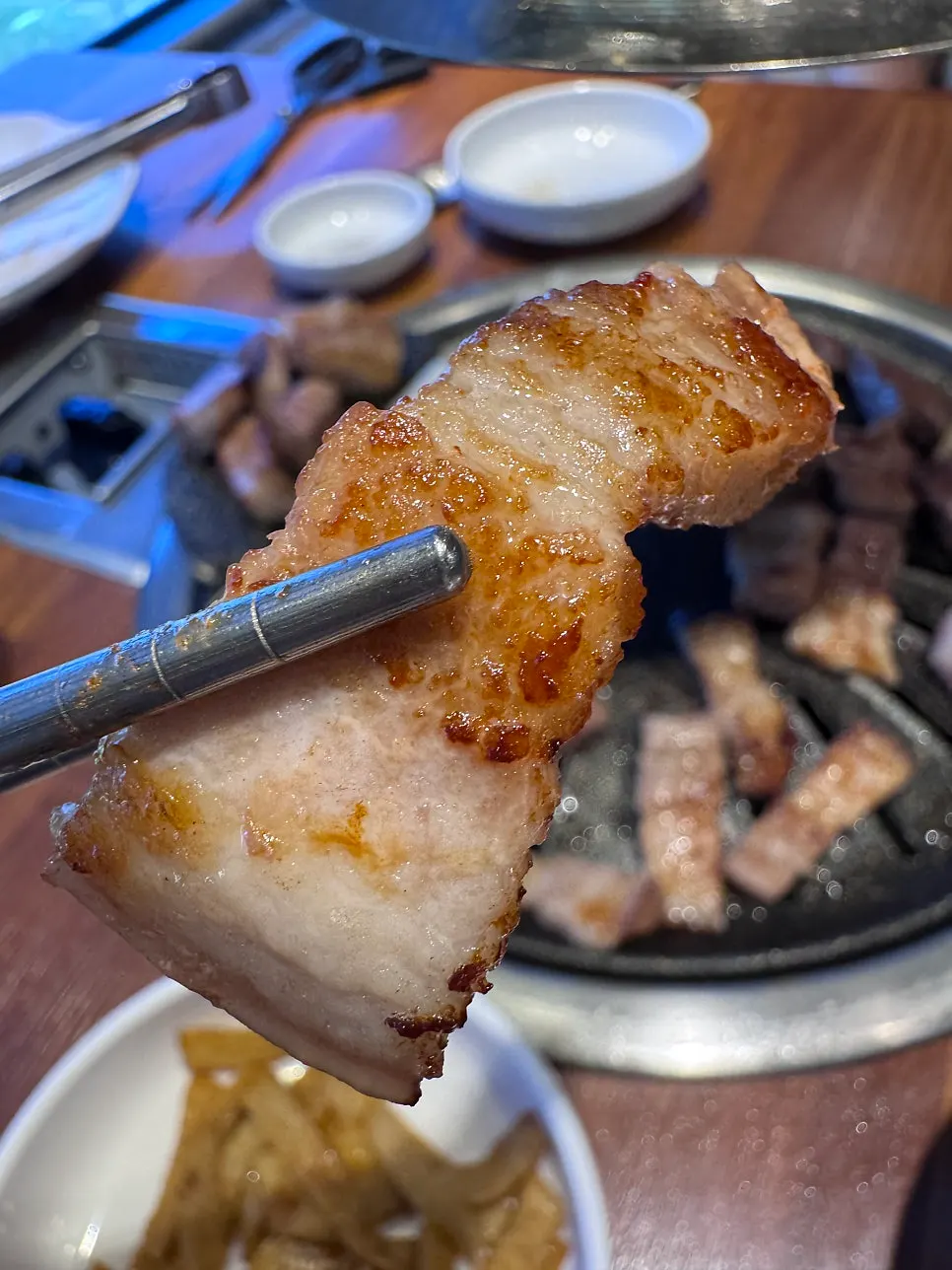 백김치에 올린 구운 고기