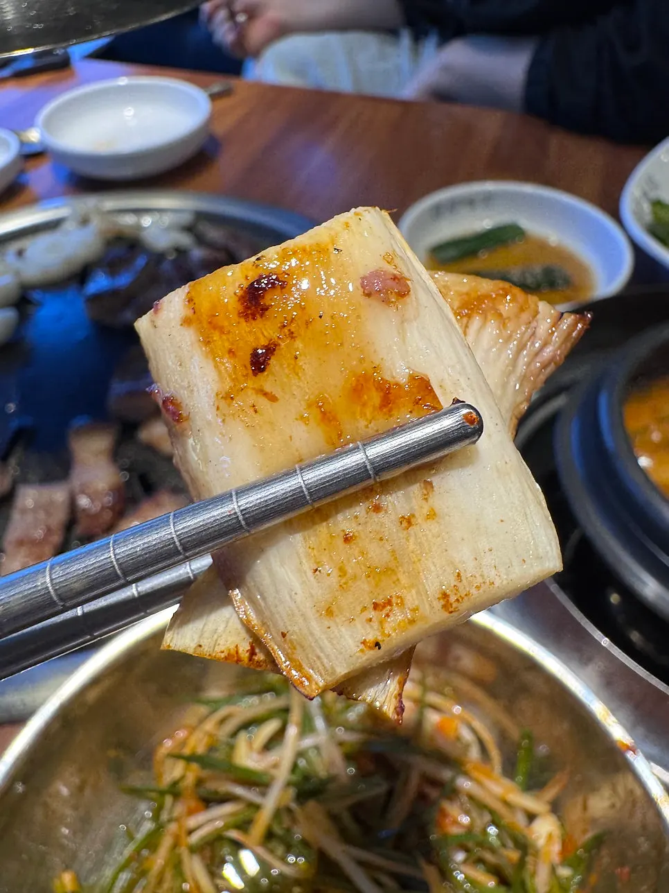 멜젓에 찍은 돼지고기