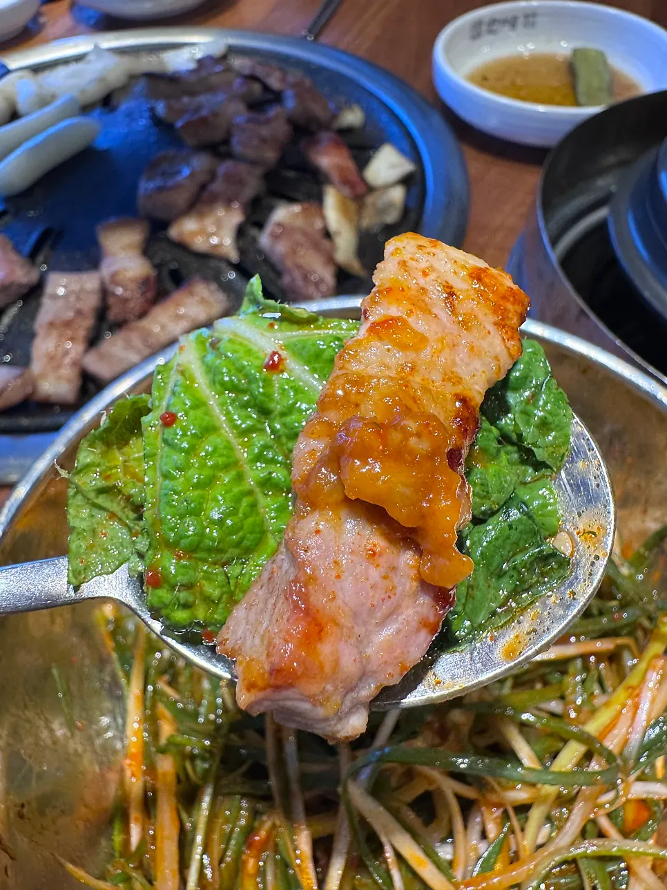 쌈무에 싸 먹는 구운 고기