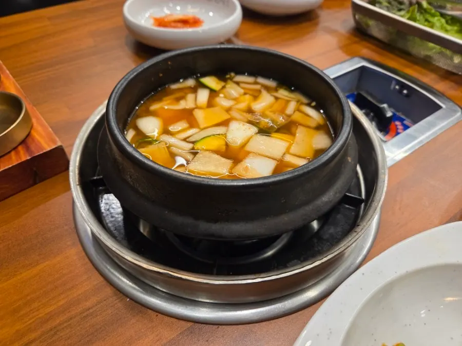 서비스로 나온 야채 가득한 된장찌개
