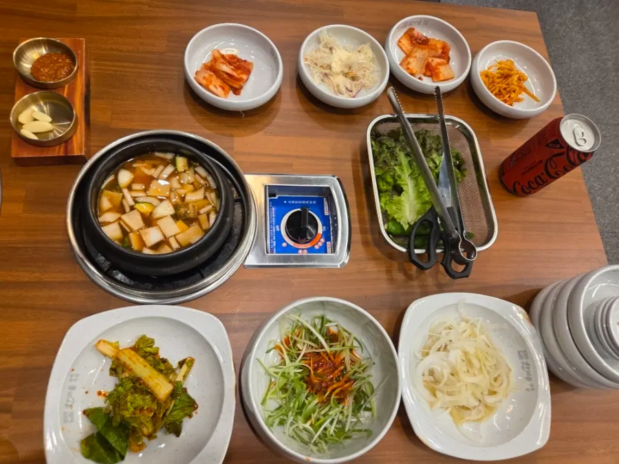 고기와 함께 나온 기본 찬 상차림