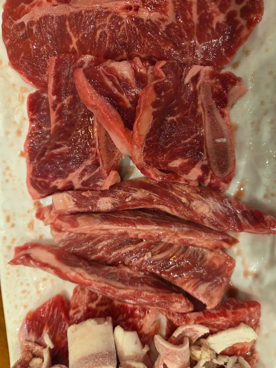 핏기 도는 생소고기 접시