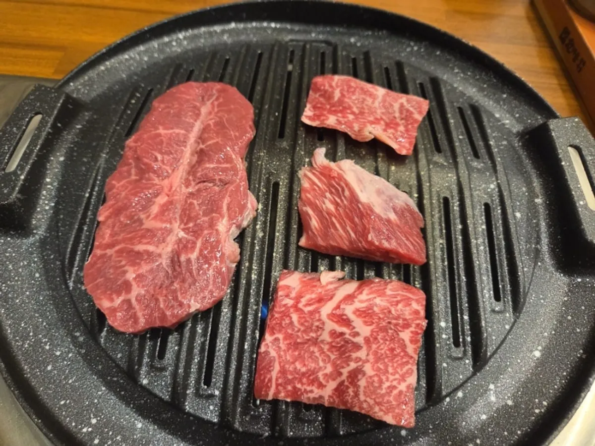 불판에서 구워지는 소고기