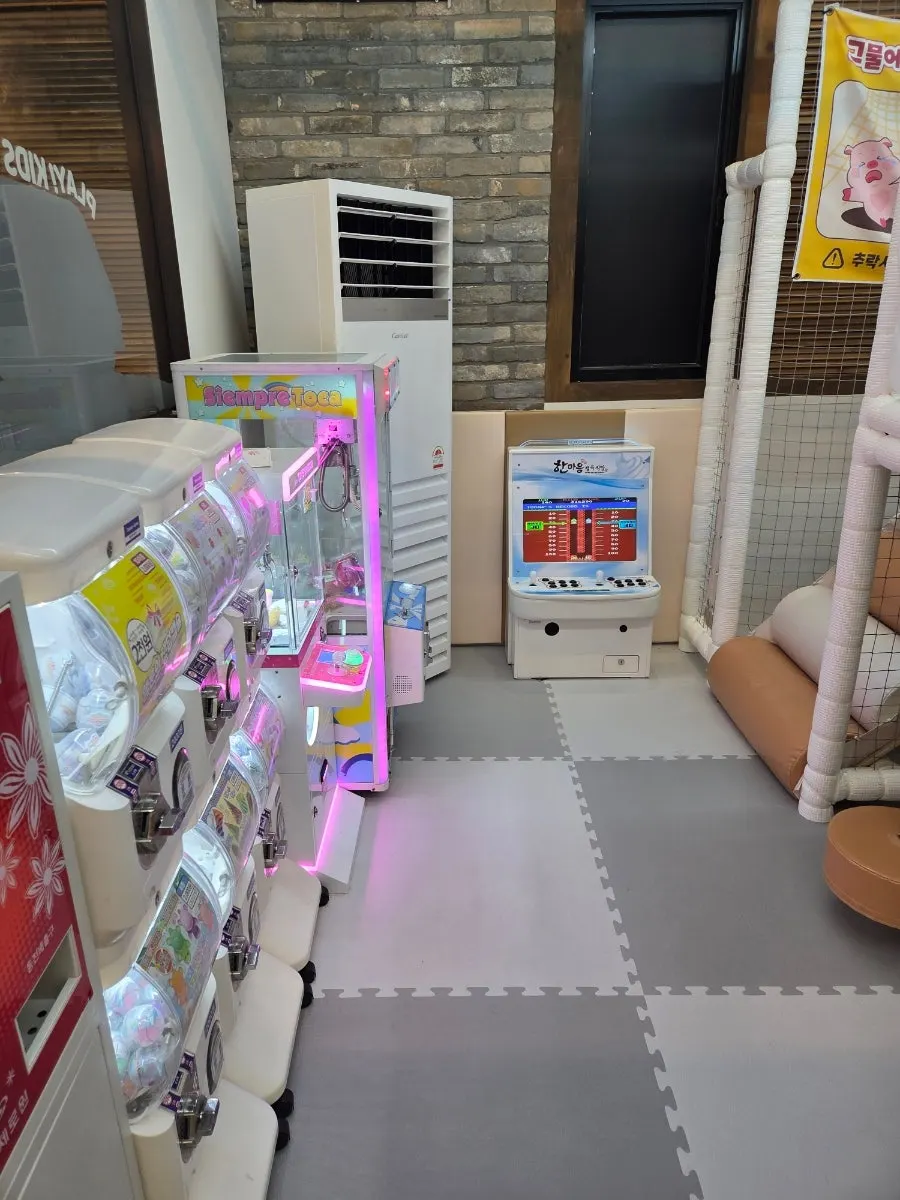 테이블에서 확인하는 놀이방 CCTV 화면