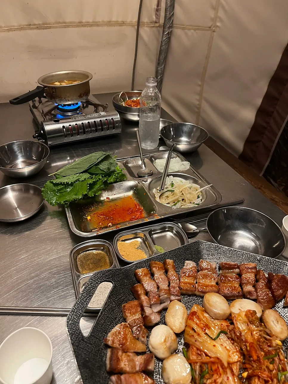 노릇하게 구워진 삼겹살 한 판