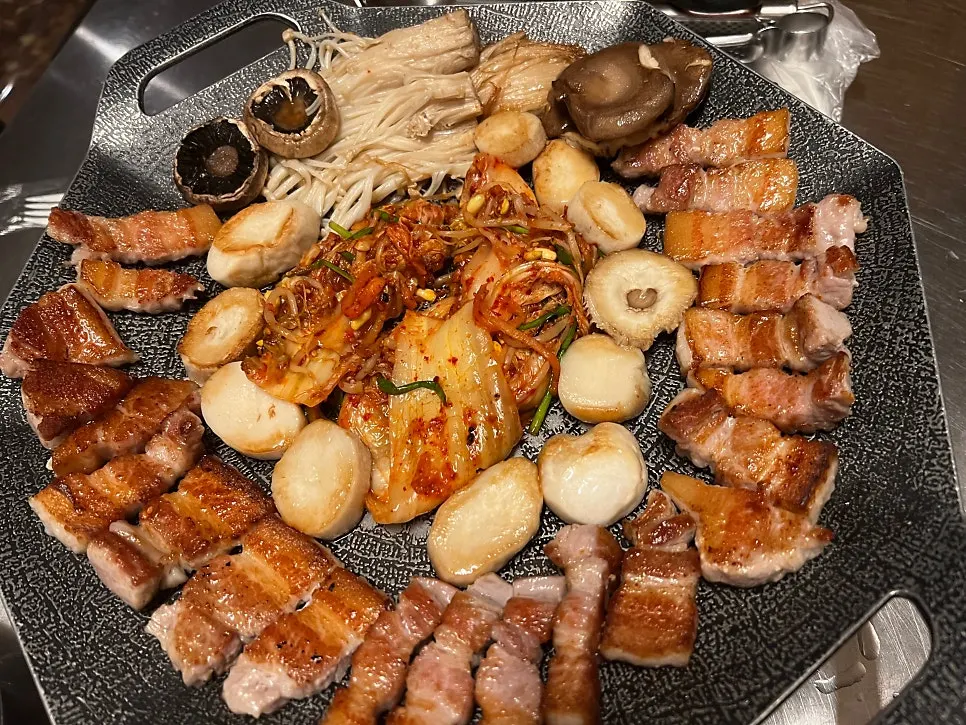 삼겹살과 함께 구운 버섯과 김치