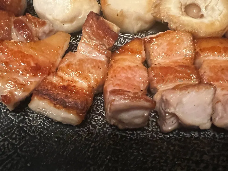 접시에 담긴 구운 삼겹살