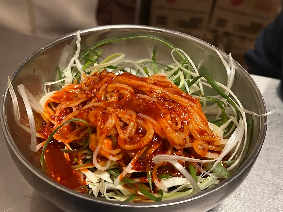 서비스로 나온 된장국과 쫄면