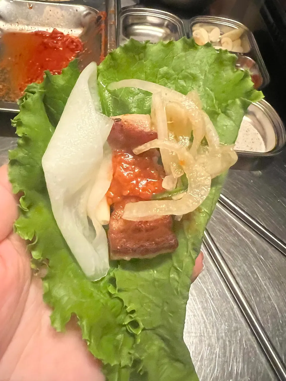 상추에 올린 삼겹살 쌈