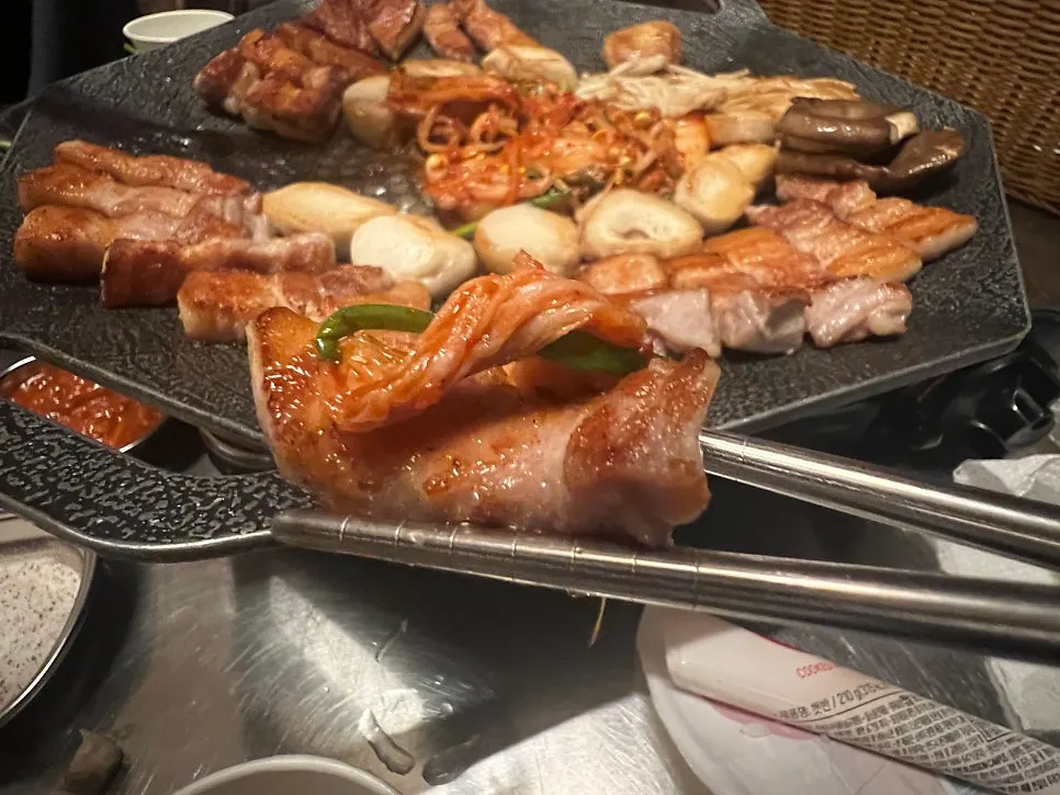 기름장과 주황색 가루에 찍은 삼겹살