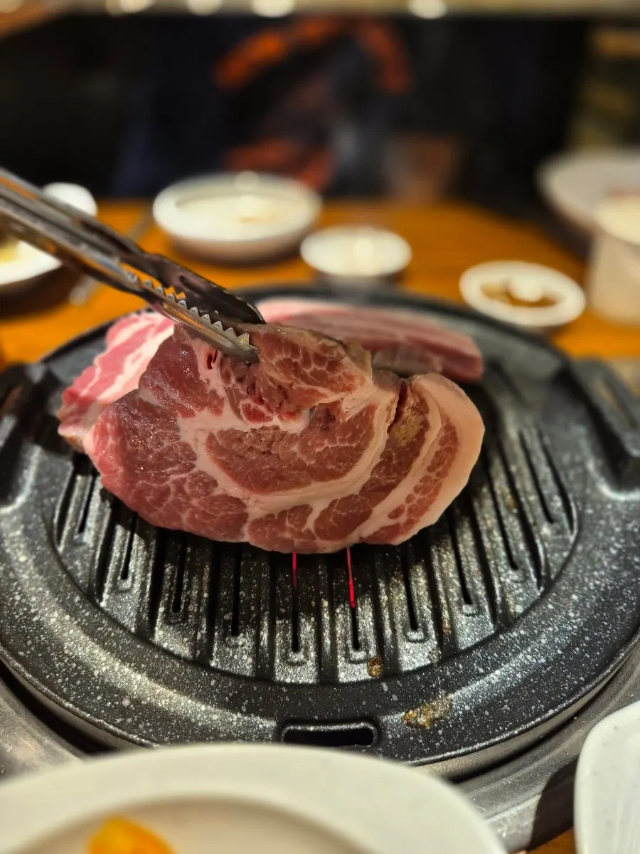 기본으로 나온 고등어구이 한 마리