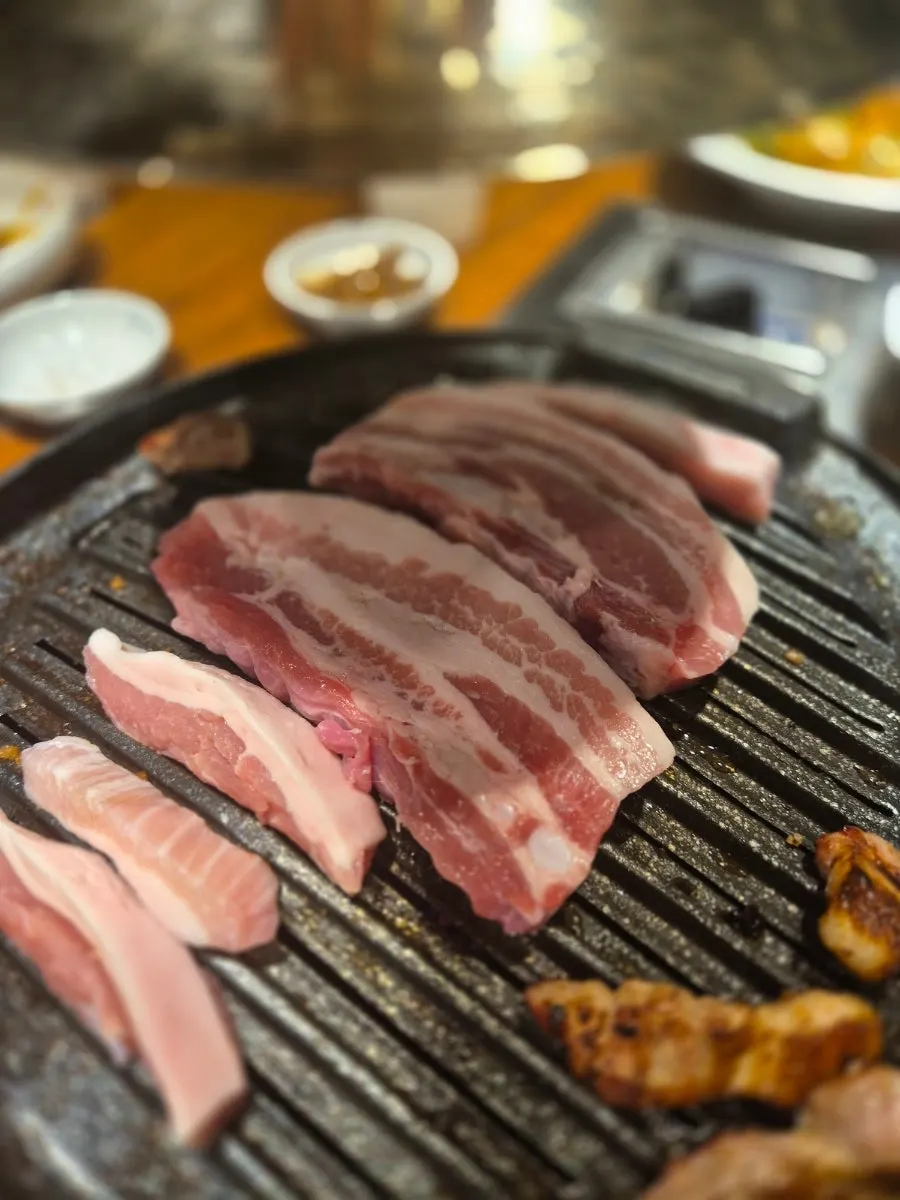 불판에 구워지는 돼지고기