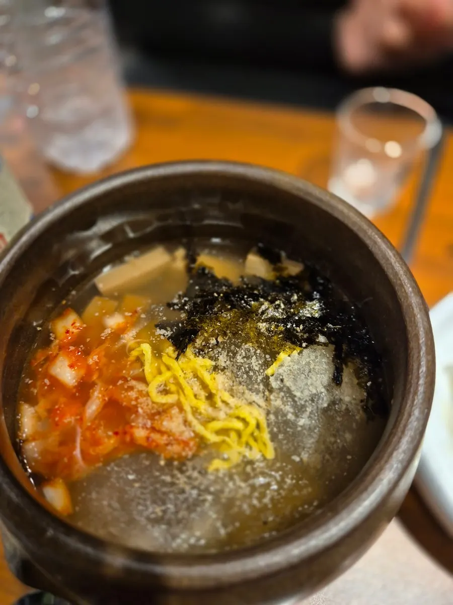 고기와 반찬을 곁들인 식사 장면