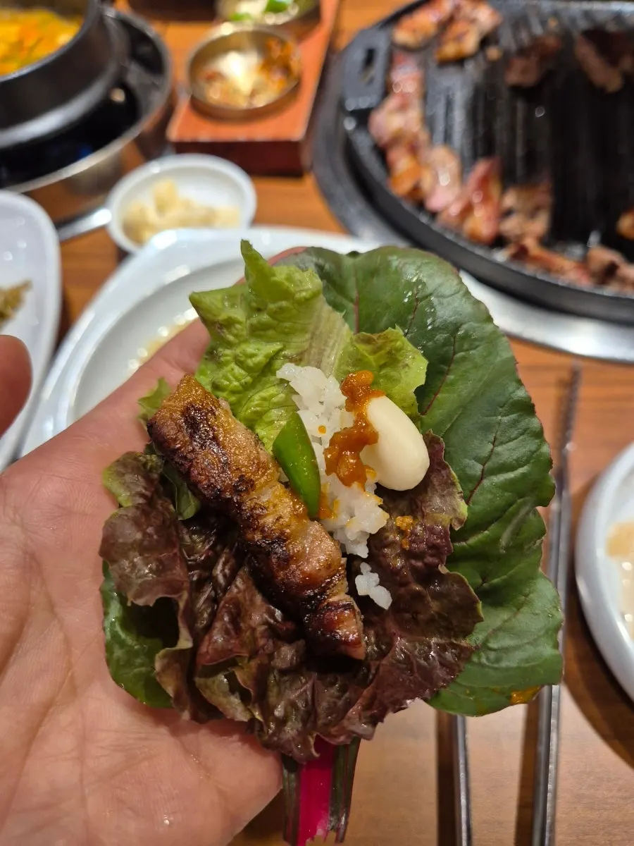 가족 외식 중인 고기집 자리