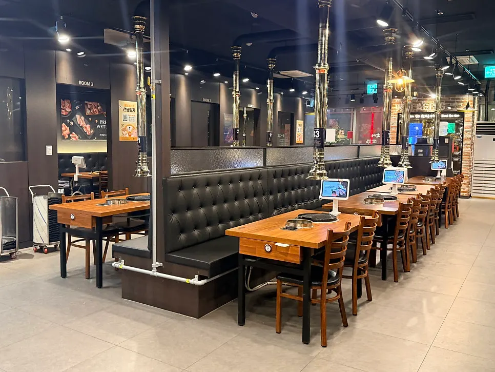 The dining hall with roomy table spacing at Hanmaeum Jeongyuk Sikdang