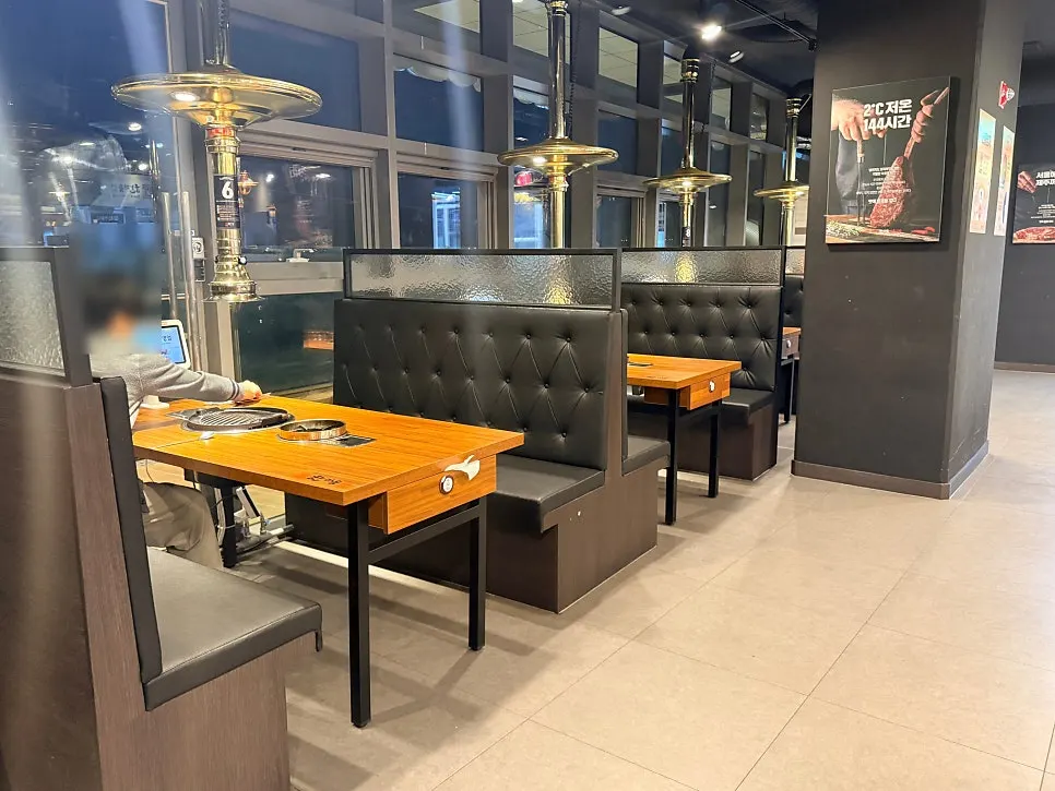 Overview of the restaurant, good for family dining