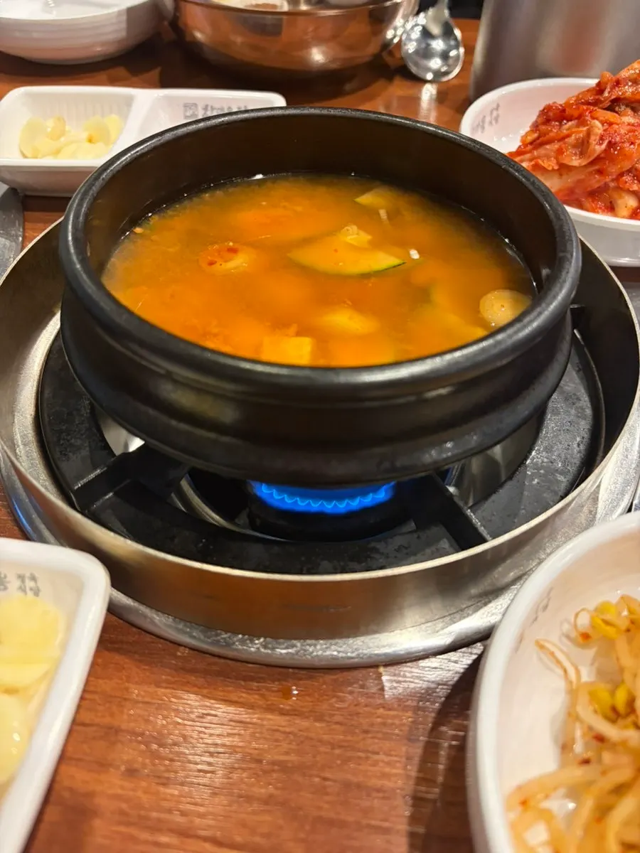 주문한 숙성 돼지 반마리 고기 접시