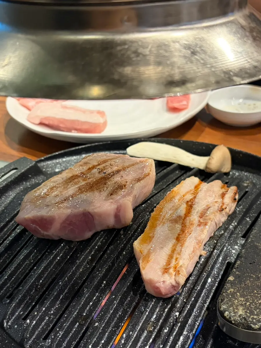 불판에 올린 목살과 삼겹살
