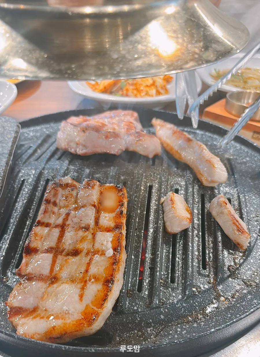 Crispy grilled kkeopdegi (pork belly skin)