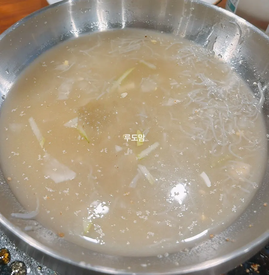 Cool mul-naengmyeon eaten to finish the meal