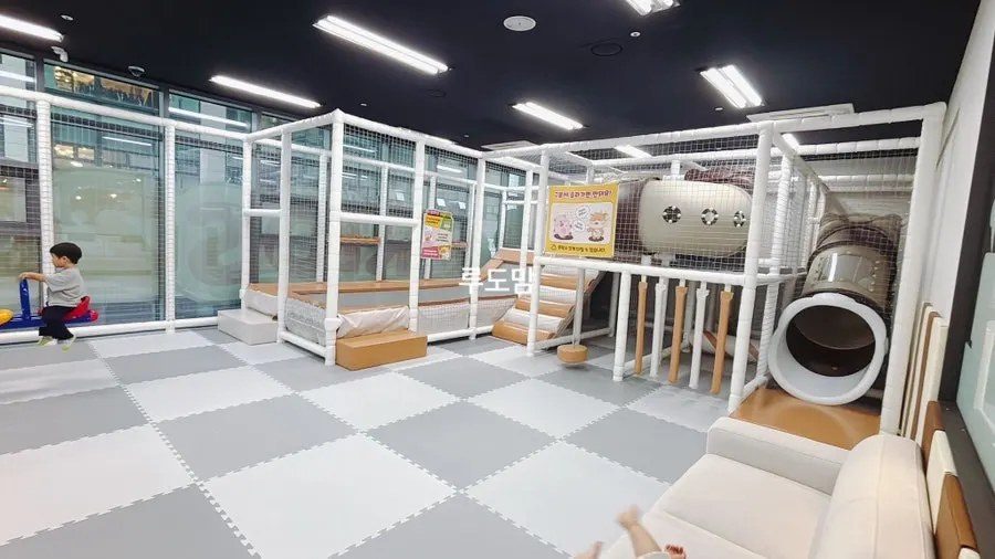 Glass-walled space connecting the kids' zone and dining hall